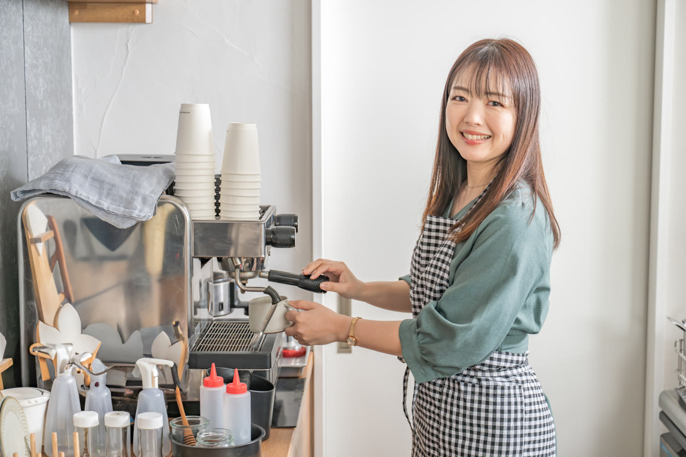 カフェでエスプレッソを淹れるスタッフのイメージ