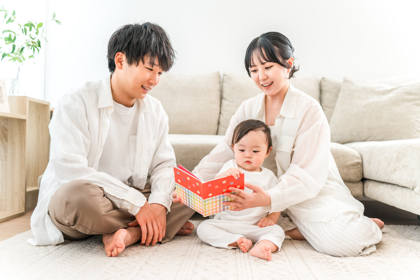 リビングでくつろぐ家族のイメージ