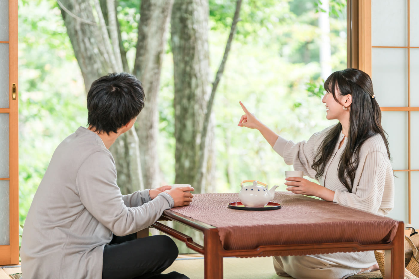 宿泊先の和室で庭を眺めるご夫婦のイメージ