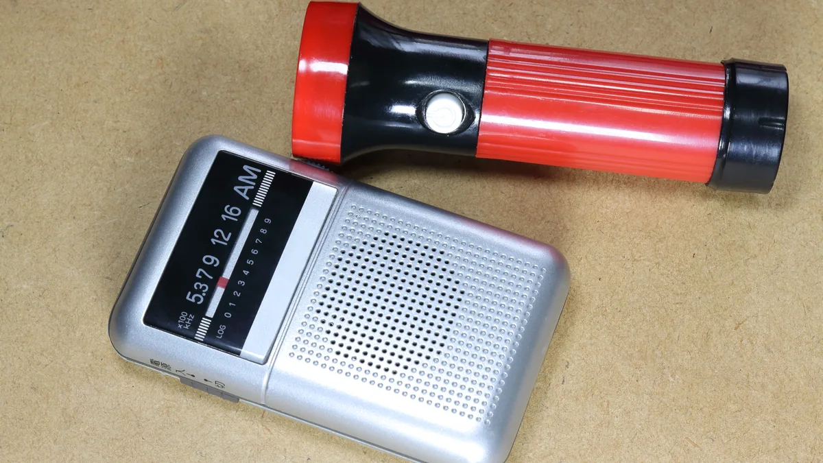 停電に備えた携帯ラジオと懐中電灯